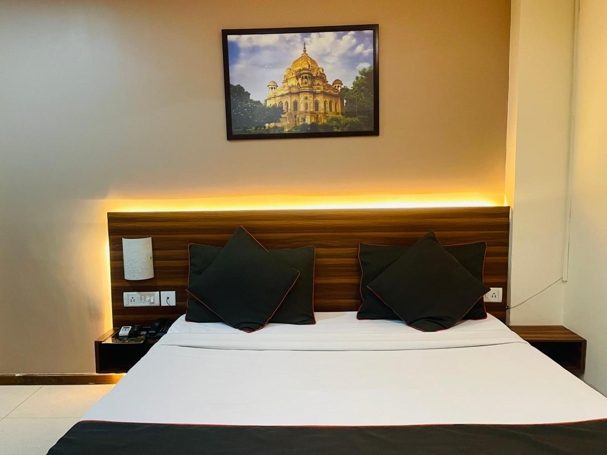 The Royal Presidency Inn Lucknow Esterno foto