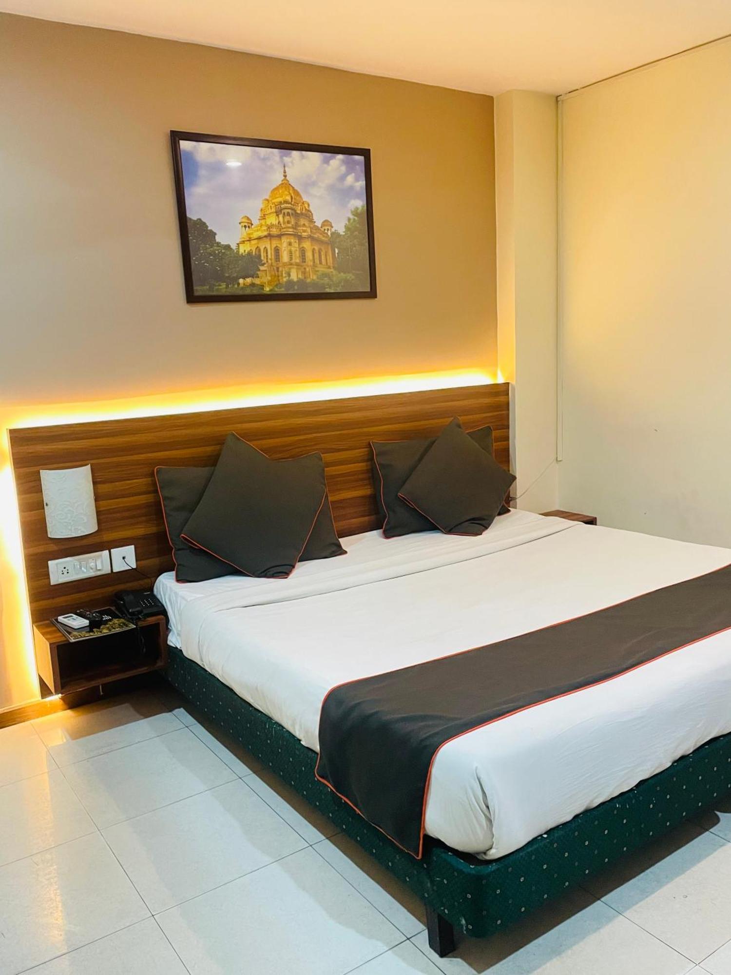 The Royal Presidency Inn Lucknow Esterno foto