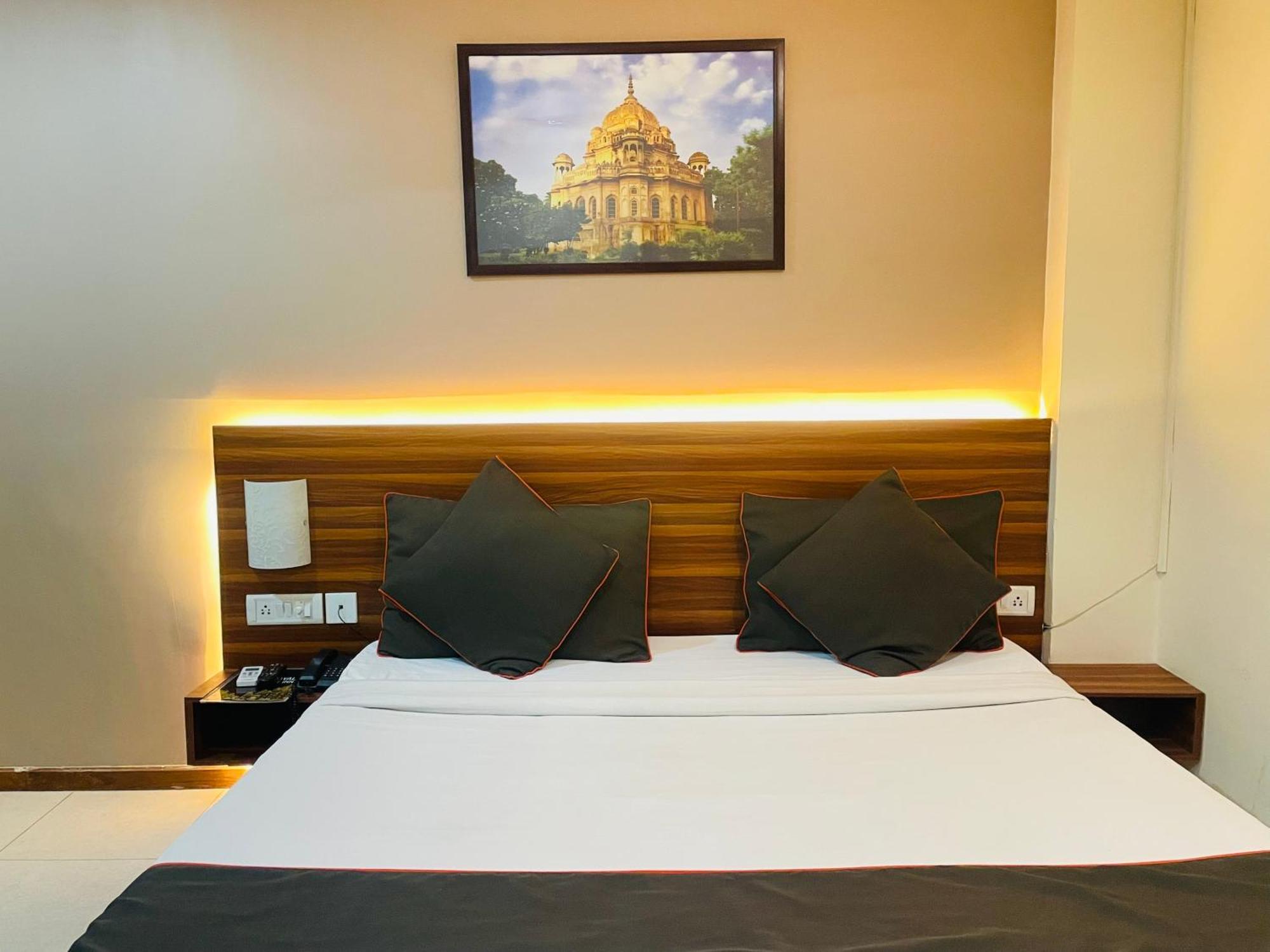 The Royal Presidency Inn Lucknow Esterno foto