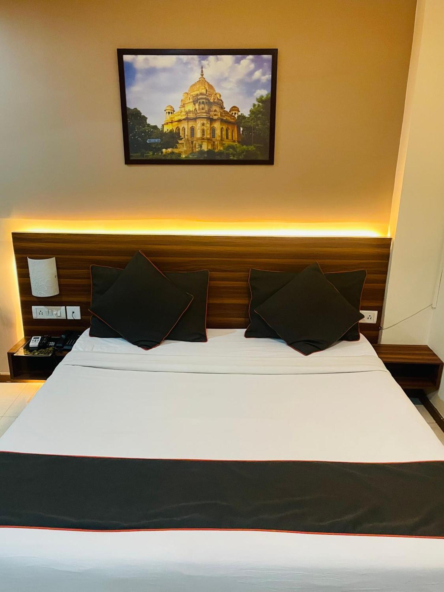 The Royal Presidency Inn Lucknow Esterno foto