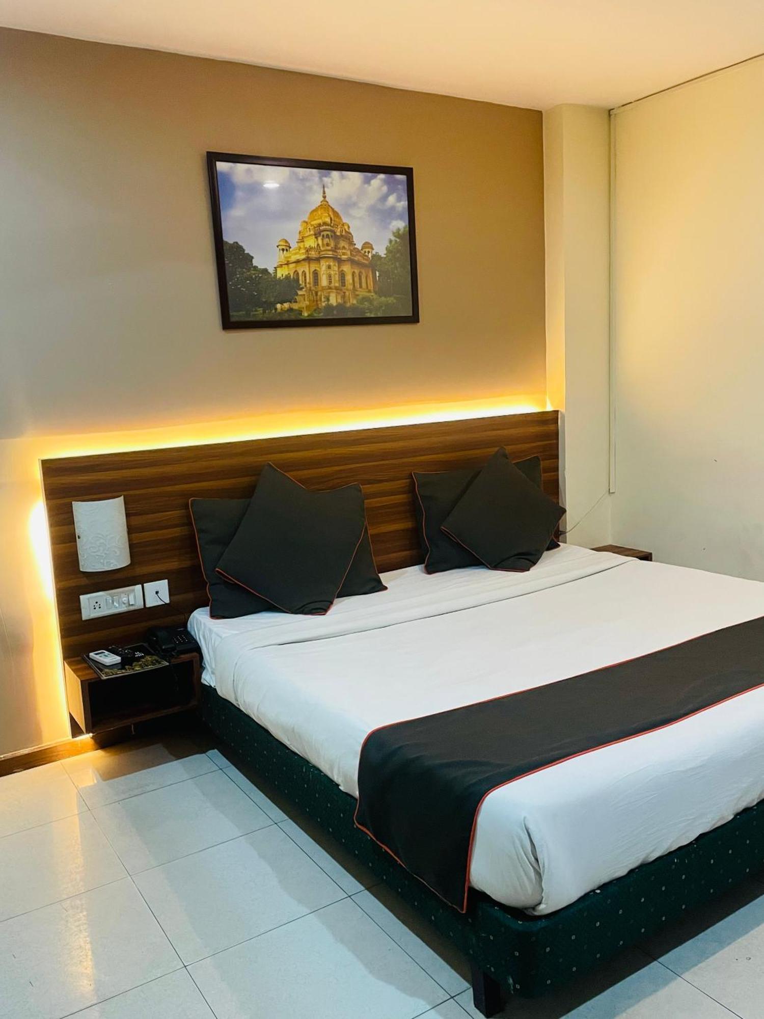 The Royal Presidency Inn Lucknow Esterno foto