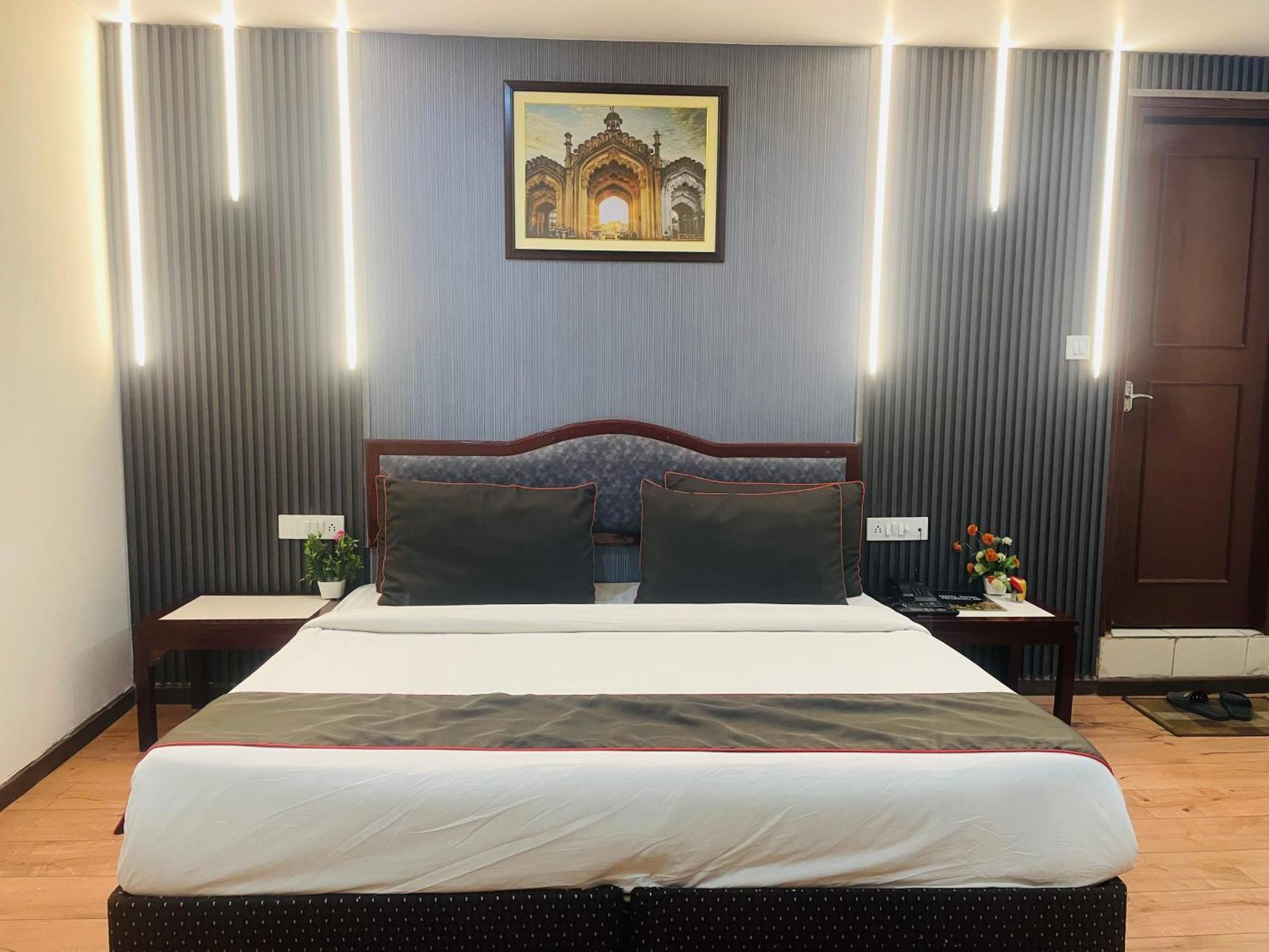 The Royal Presidency Inn Lucknow Esterno foto