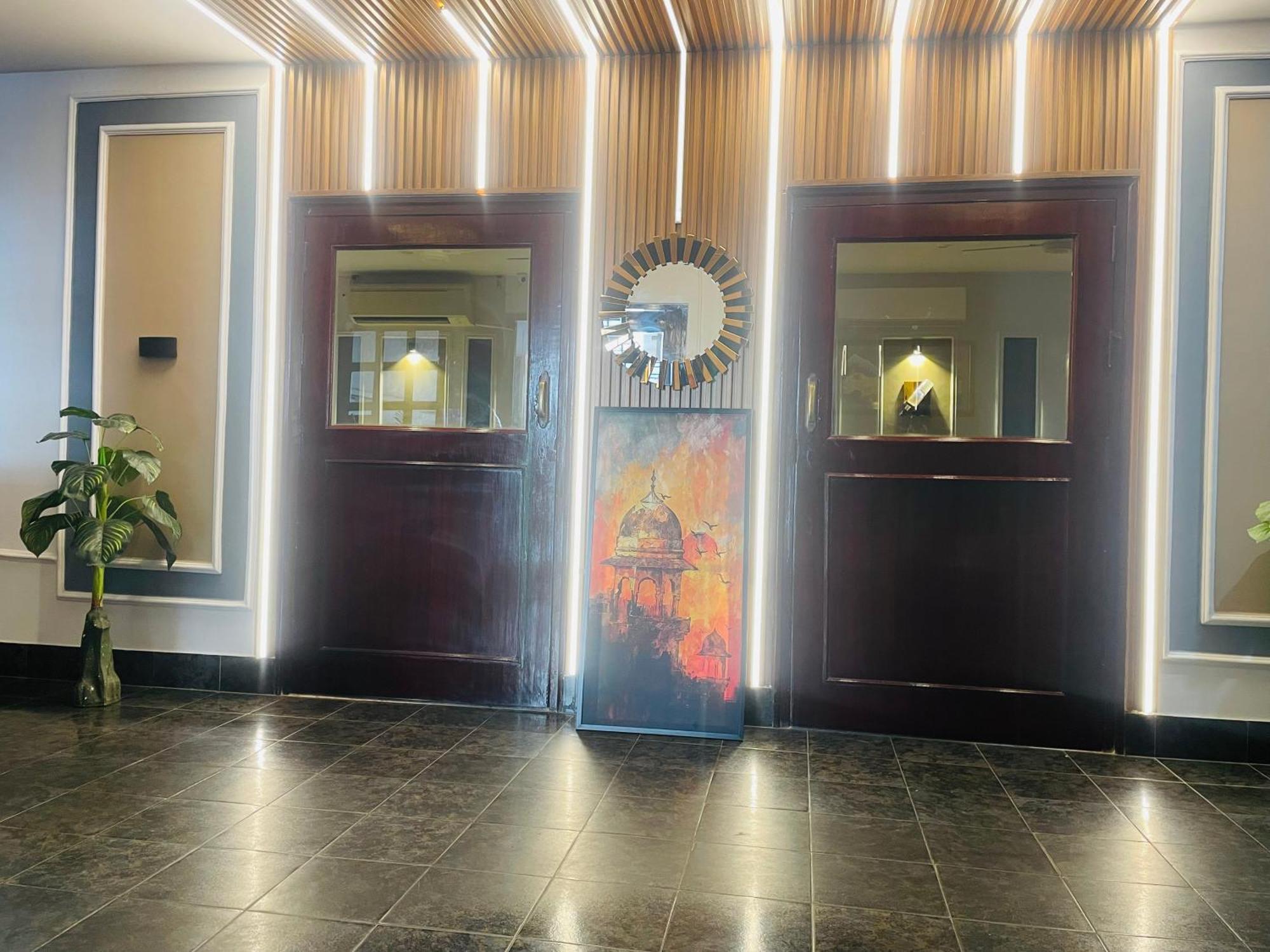 The Royal Presidency Inn Lucknow Esterno foto