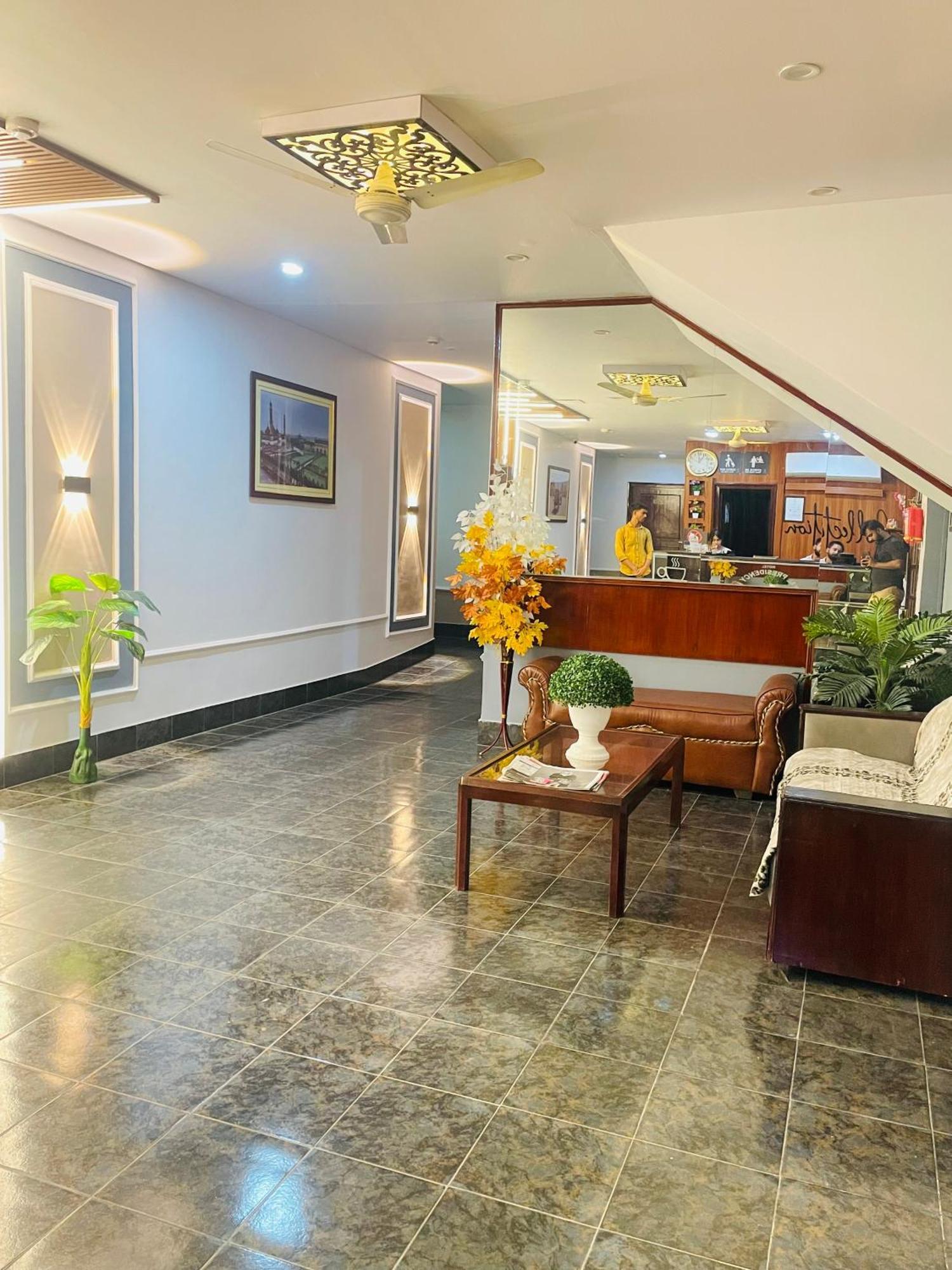 The Royal Presidency Inn Lucknow Esterno foto