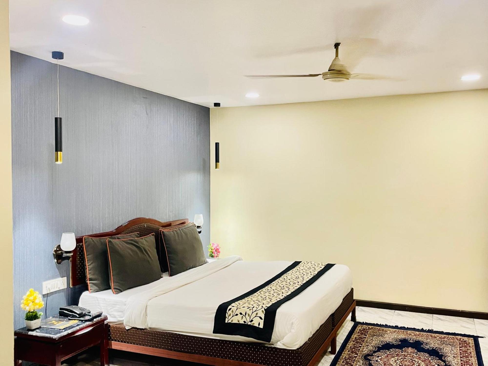 The Royal Presidency Inn Lucknow Esterno foto