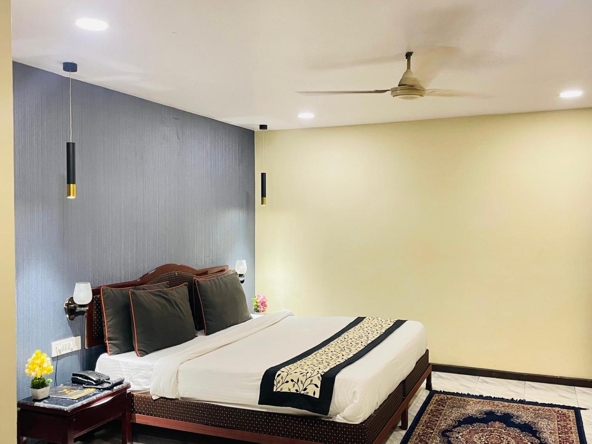 The Royal Presidency Inn Lucknow Esterno foto